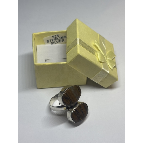 607 - A MARKED 925 SILVER OBSIDIAN JASPER RING SIZE P IN A PRESENTATION BOX