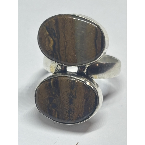 607 - A MARKED 925 SILVER OBSIDIAN JASPER RING SIZE P IN A PRESENTATION BOX