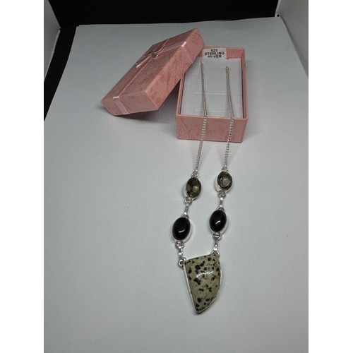 610 - A MARKED 925 SILVER NECKLACE WITH DALMATION JASPER AND ONYX IN A PRESENTATION BOX