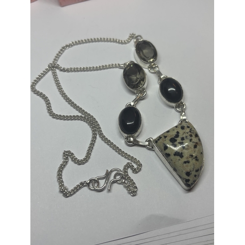 610 - A MARKED 925 SILVER NECKLACE WITH DALMATION JASPER AND ONYX IN A PRESENTATION BOX