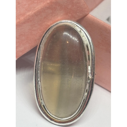 611 - A MARKED 925 SILVER RING WITH LARGE SMOKEY STONE IN A PRESENTATION BOX