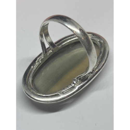 611 - A MARKED 925 SILVER RING WITH LARGE SMOKEY STONE IN A PRESENTATION BOX