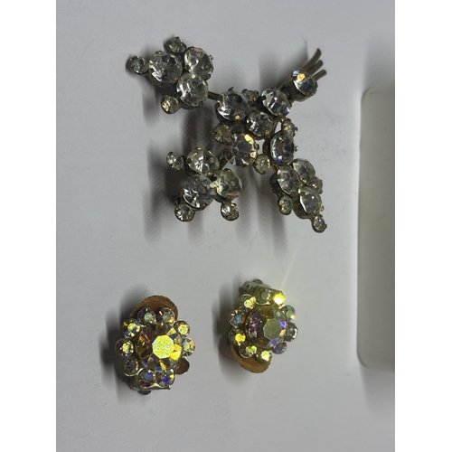 615 - A VINTAGE CLEARSTONE BROOCH AND MATCHING EARRINGS IN A PRESENTATION BOX