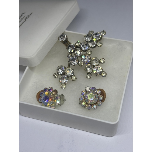 615 - A VINTAGE CLEARSTONE BROOCH AND MATCHING EARRINGS IN A PRESENTATION BOX