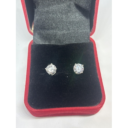 617 - A PAIR OF MARKED 925 STUD EARRINGS WITH CLEAR STONE SOLITAIRE AND SCREW ON BACK IN A PRESENTATION BO... 