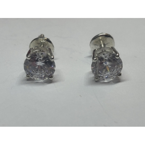 617 - A PAIR OF MARKED 925 STUD EARRINGS WITH CLEAR STONE SOLITAIRE AND SCREW ON BACK IN A PRESENTATION BO... 