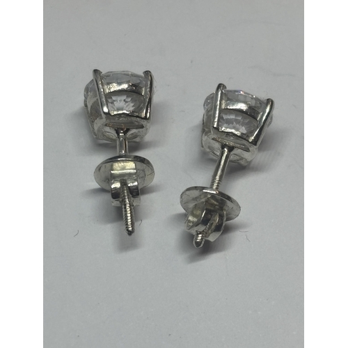 617 - A PAIR OF MARKED 925 STUD EARRINGS WITH CLEAR STONE SOLITAIRE AND SCREW ON BACK IN A PRESENTATION BO... 