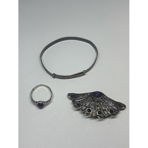 620 - THREE HALLMARKED VICTORIAN SILVER ITEMS OF JEWELLERY TO INCLUDE A BANGLE, BROOCH AND RING