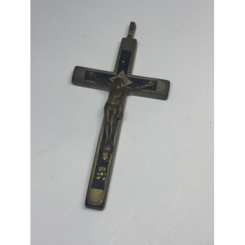 621 - A LARGE ANTIQUE BRASS AND WOOD CRUCIFIX PENDANT