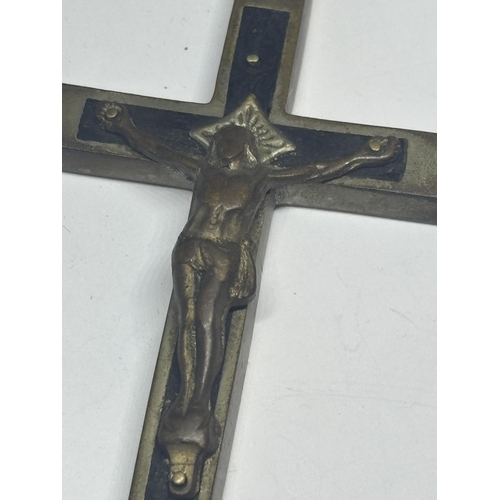 621 - A LARGE ANTIQUE BRASS AND WOOD CRUCIFIX PENDANT