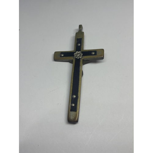 621 - A LARGE ANTIQUE BRASS AND WOOD CRUCIFIX PENDANT