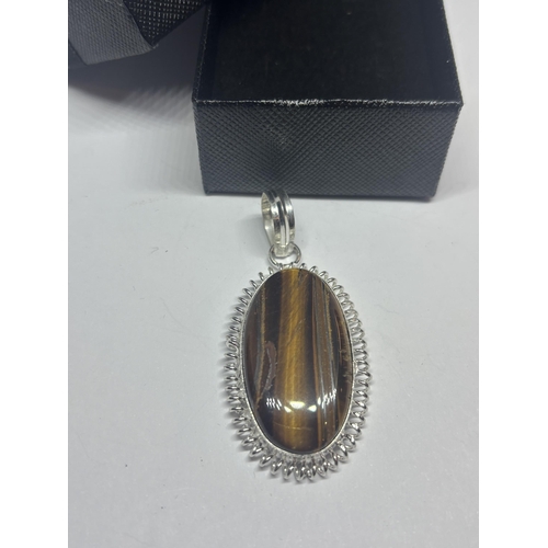 624 - A MARKED 925 SILVER TIGER EYE PENDANT IN A PRESENTATION BOX