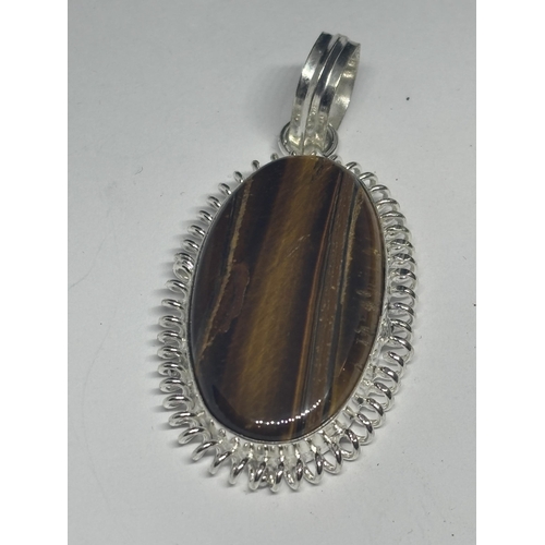 624 - A MARKED 925 SILVER TIGER EYE PENDANT IN A PRESENTATION BOX