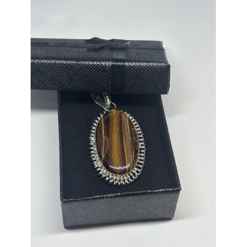 624 - A MARKED 925 SILVER TIGER EYE PENDANT IN A PRESENTATION BOX