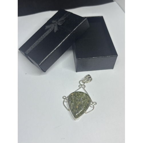 625 - A MARKED 925 SILVER AND GREEN COLOURED STONE PENDANT IN A PRESENTATION BOX