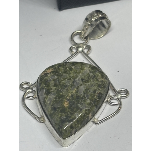 625 - A MARKED 925 SILVER AND GREEN COLOURED STONE PENDANT IN A PRESENTATION BOX