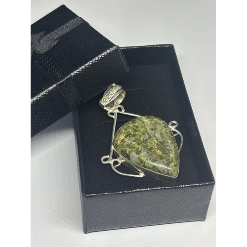 625 - A MARKED 925 SILVER AND GREEN COLOURED STONE PENDANT IN A PRESENTATION BOX