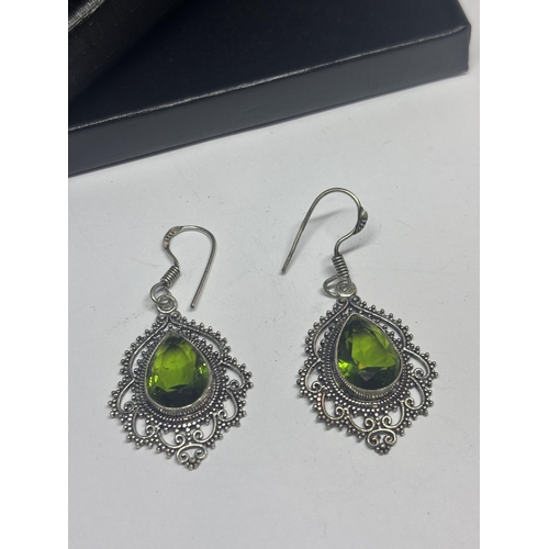 626 - A PAIR OF MARKED 925 SILVER AND GREEN STONE EARRINGS IN A PRESENTATION BOX