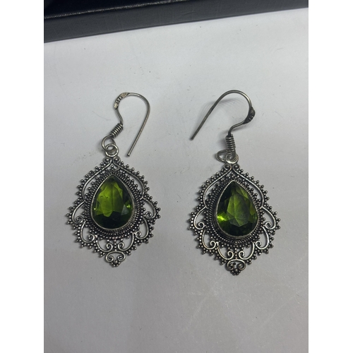 626 - A PAIR OF MARKED 925 SILVER AND GREEN STONE EARRINGS IN A PRESENTATION BOX