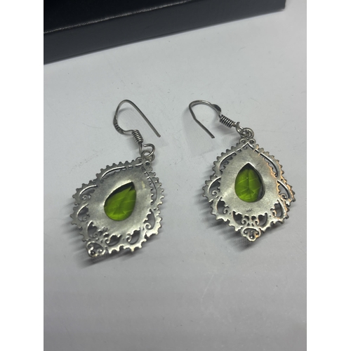 626 - A PAIR OF MARKED 925 SILVER AND GREEN STONE EARRINGS IN A PRESENTATION BOX