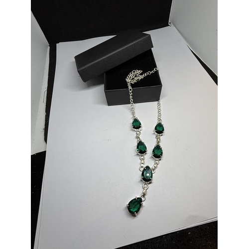 630 - A MARKED 925 SILVER AND GREEN STONE NECKLACE IN A PRESENTATION BOX