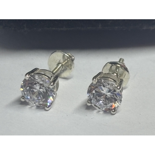 633 - A PAIR OF MARKED 925 CLEAR STONE SOLITAIRE STUD EARRINGS WITH SCREW BACKS IN A PRESENTATION BOX