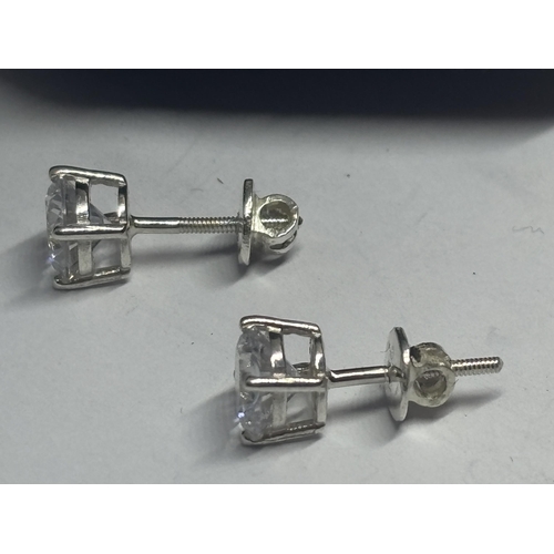 633 - A PAIR OF MARKED 925 CLEAR STONE SOLITAIRE STUD EARRINGS WITH SCREW BACKS IN A PRESENTATION BOX