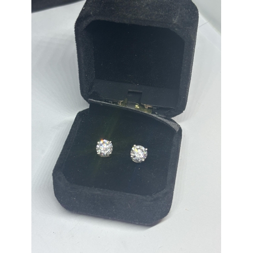 633 - A PAIR OF MARKED 925 CLEAR STONE SOLITAIRE STUD EARRINGS WITH SCREW BACKS IN A PRESENTATION BOX