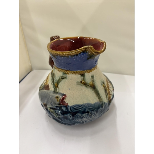 11 - A LATE 19TH CENTURY, SHORTER, MAJOLICA POTTERY JUG WITH FISH AND SEAWEED DECORATION, HEIGHT 15CM