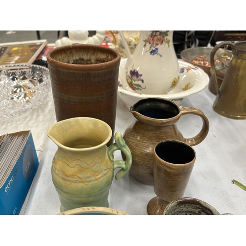 118 - A QUANTITY OF STONEWARE TO INCLUDE GLAZED MUGS, VINTAGE BESWICK POTTERY JUG, 1970'S GRESS DU MARAIS ... 