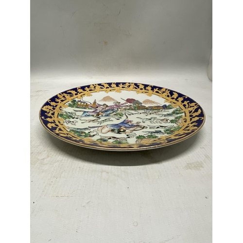 329 - A VINTAGE CHINESE QIANLONG PORCELAIN CHARGER DEPICTING A EUROPEAN HUNTING SCENE - 26 CM (D)