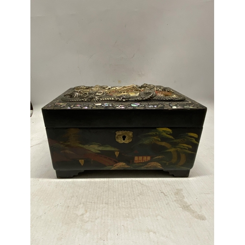 331 - A VINTAGE LACQUERED ORIENTAL HAND PAINTED JEWELLERY BOX WITH RAISED RELIEF DETAIL AND INLAID MOTHER ... 