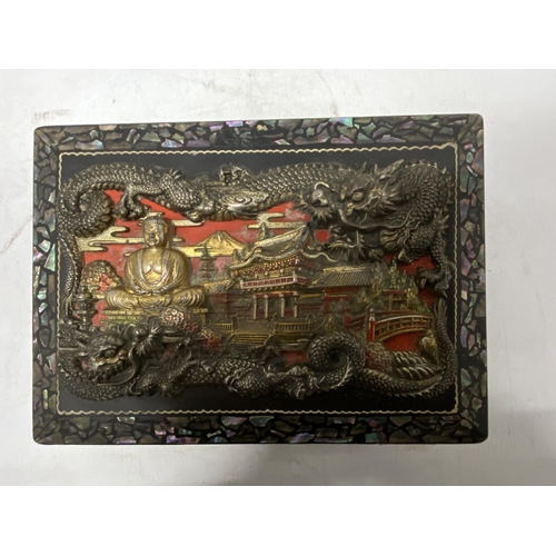 331 - A VINTAGE LACQUERED ORIENTAL HAND PAINTED JEWELLERY BOX WITH RAISED RELIEF DETAIL AND INLAID MOTHER ... 