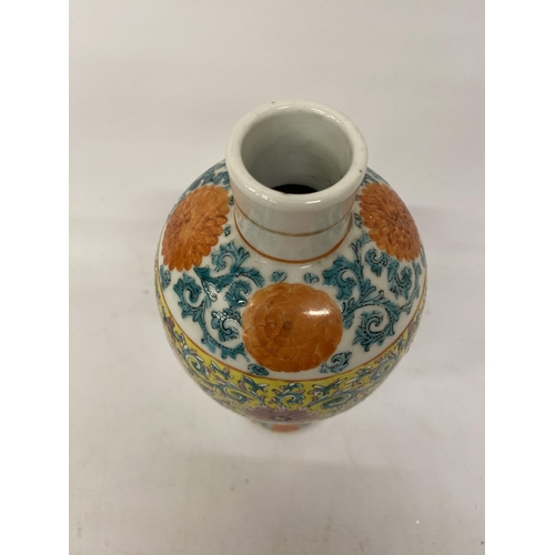 336 - A CHINESE ROSE MEDALLION PORCELAIN VASE - APPROX 26 CM (H)