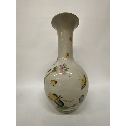 349 - A CHINESE STYLE MID-CENTURY PORCELAIN CRACKLE VASE WITH FLOWER AND BUTTERFLY DETAIL - 46.5 CM