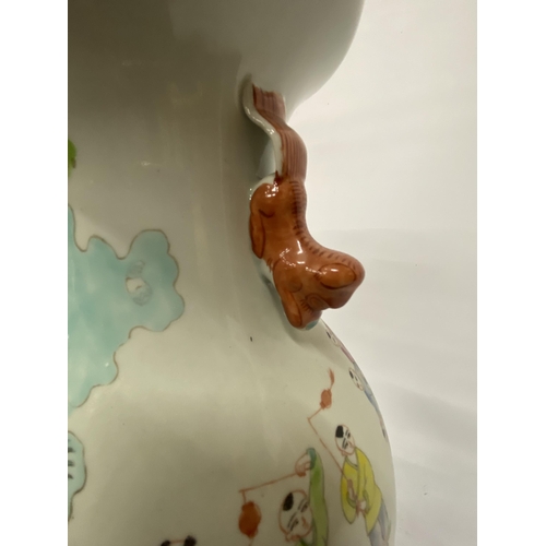 351 - A LARGE CANTON STYLE BALUSTRADE VASE WITH FIGURAL SCENESE OF CHILDREN AND LION HANDLES - 37.5 CM