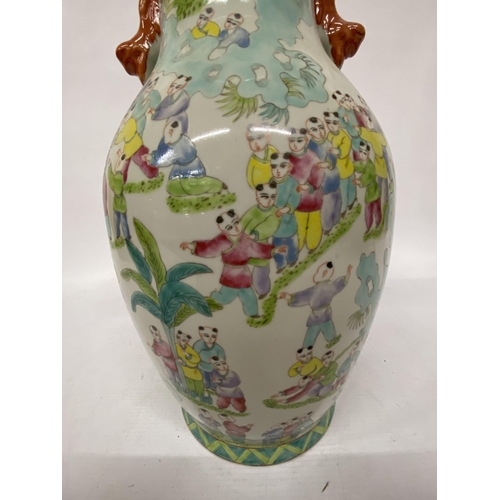 351 - A LARGE CANTON STYLE BALUSTRADE VASE WITH FIGURAL SCENESE OF CHILDREN AND LION HANDLES - 37.5 CM