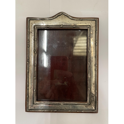 22 - A HALLMARKED CHESTER SILVER PHOTO FRAME, 13CM X 17CM