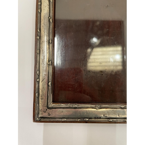 22 - A HALLMARKED CHESTER SILVER PHOTO FRAME, 13CM X 17CM