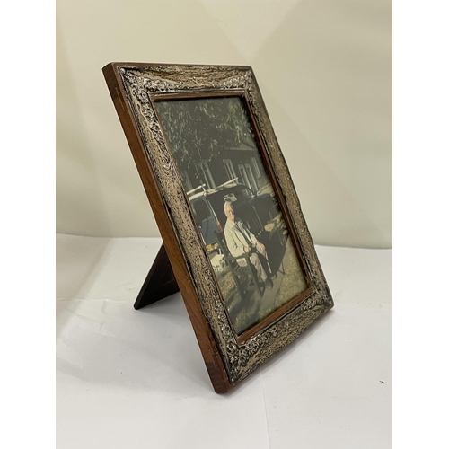 26 - A HALLMARKED CHESTER SILVERR PHOTO FRAME, 12CM X 17.5CM