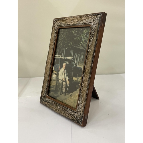 26 - A HALLMARKED CHESTER SILVERR PHOTO FRAME, 12CM X 17.5CM