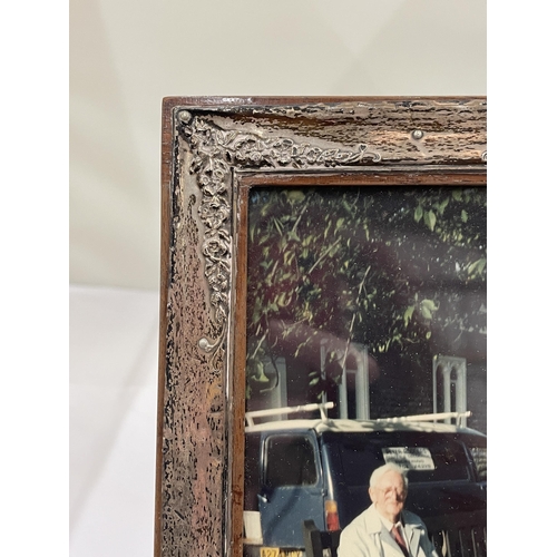 26 - A HALLMARKED CHESTER SILVERR PHOTO FRAME, 12CM X 17.5CM