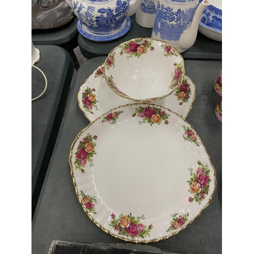 76 - A LARGE QUANTITY OF ROYAL ALBERT 'OLD COUNTRY ROSES' DINNER WARE TO INCLUDE VARIOUS SIZES OF PLATES,... 