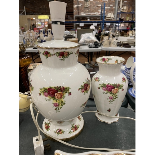 77 - A QUANTITY OF ROYAL ALBERT 'OLD COUNTRY ROSES' TO INCLUDE A TABLE LAMP, LARGE VASE, PHOTO FRAME, TRI... 