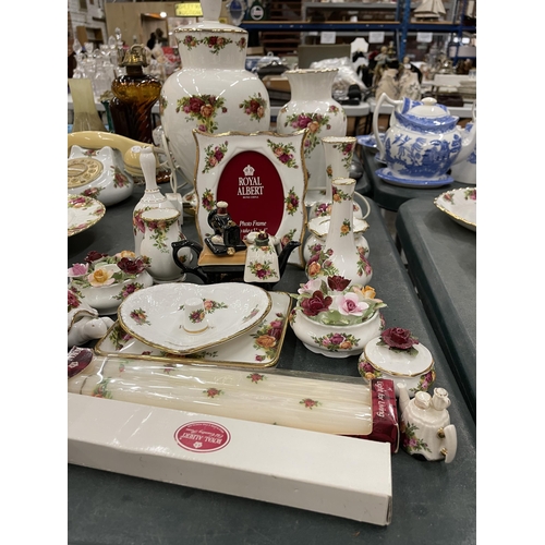 77 - A QUANTITY OF ROYAL ALBERT 'OLD COUNTRY ROSES' TO INCLUDE A TABLE LAMP, LARGE VASE, PHOTO FRAME, TRI... 