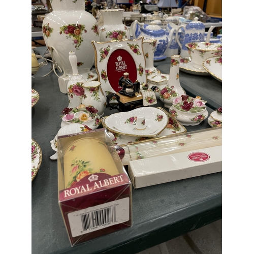 77 - A QUANTITY OF ROYAL ALBERT 'OLD COUNTRY ROSES' TO INCLUDE A TABLE LAMP, LARGE VASE, PHOTO FRAME, TRI... 