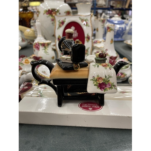 77 - A QUANTITY OF ROYAL ALBERT 'OLD COUNTRY ROSES' TO INCLUDE A TABLE LAMP, LARGE VASE, PHOTO FRAME, TRI... 