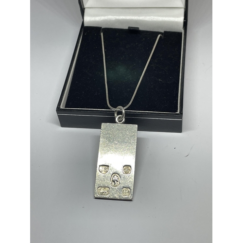 651 - A MARKED SILVER NECKLACE WITH SILVER INGOT PENDANT IN A PRESENTATION BOX