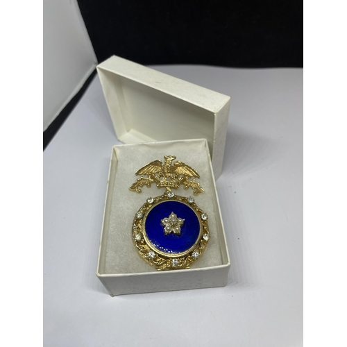 653 - A FLORENZA VINTAGE BROOCH IN CLASSIC ROYAL BLUE ENAMEL AND PEARLS WITH A PRESENTATION BOX