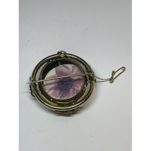 655 - AN ANTIQUE VICTORIAN GLIT BROOCH WITH SWIVEL PICTURE